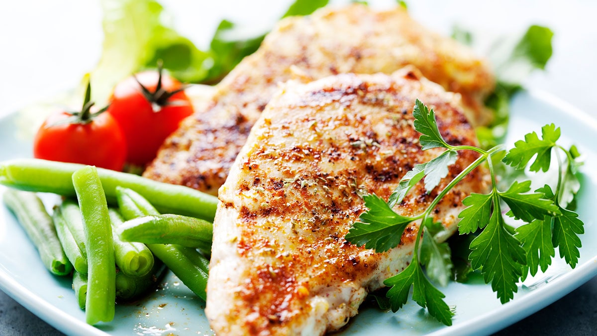 Grilled chicken and green beans on a plate