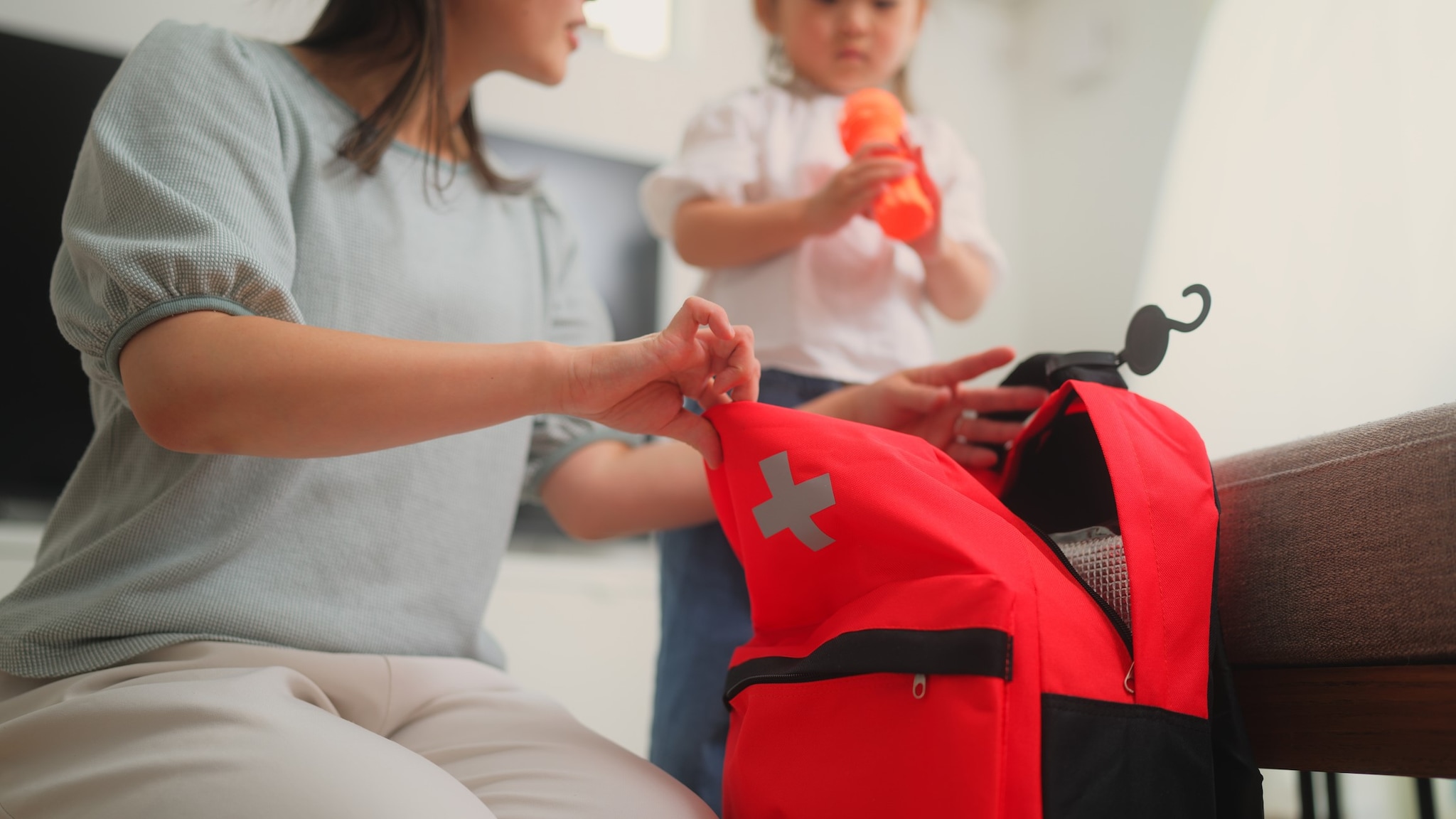 Mujer preparando un kit de emergencia