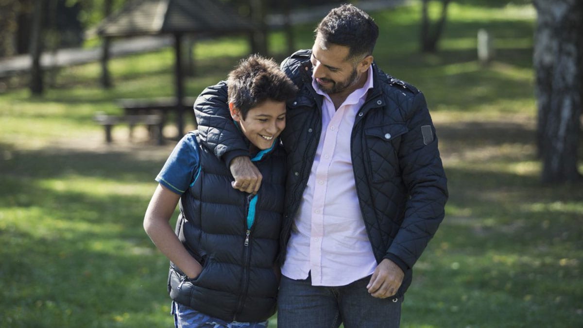 Hombre abrazando a su hijo.