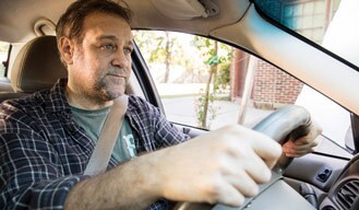 Hombre manejando un auto