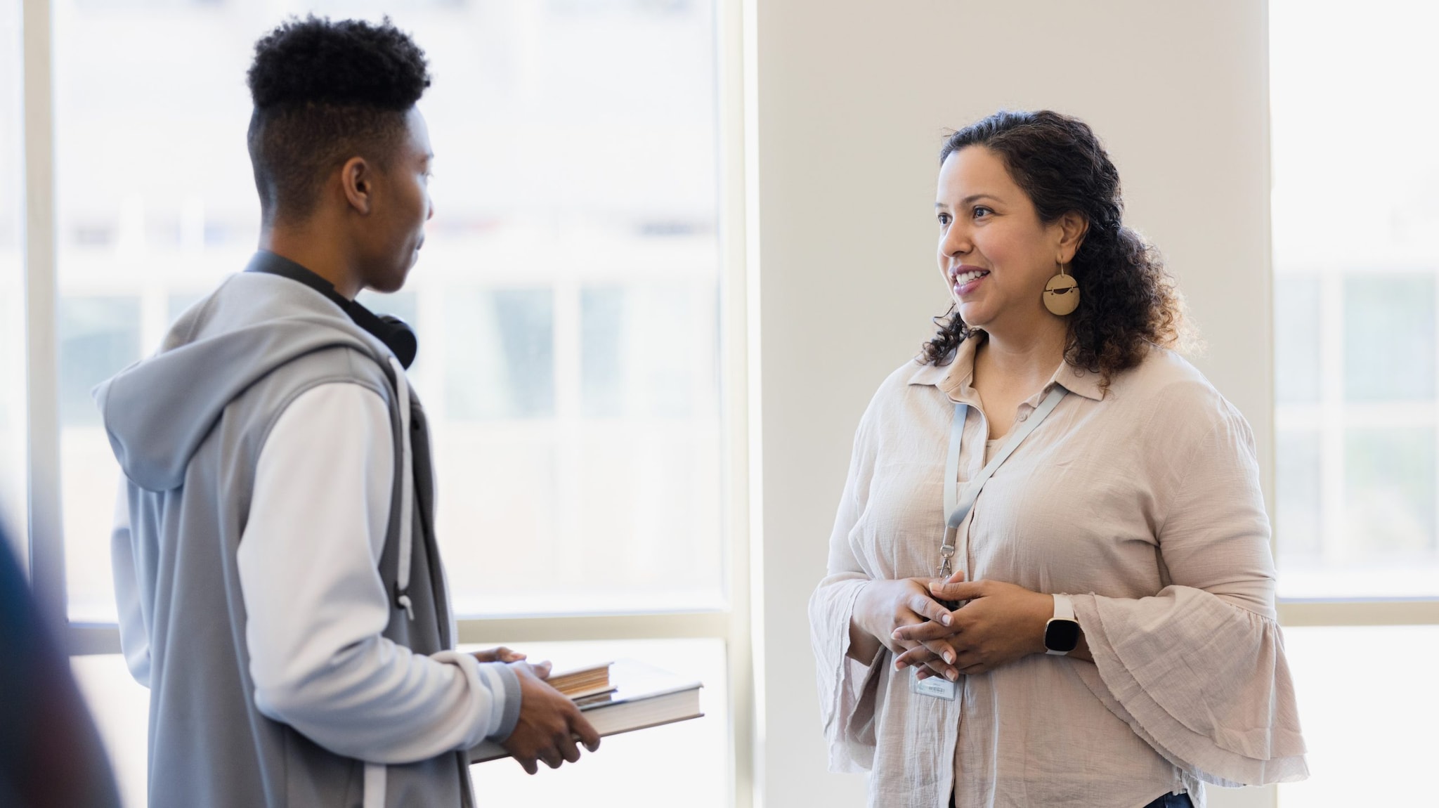 Teacher talks with student in the hall about e-cigarettes.